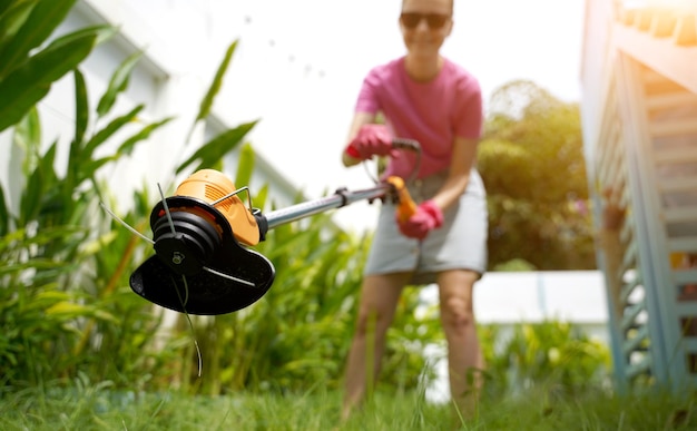 Jak posiać trawę w ogródku żeby cieszyć się zielonym trawnikiem?