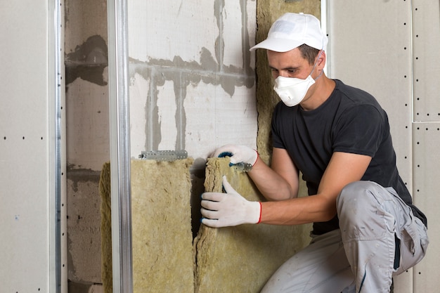 Czy można ocieplić dom od środka styropianem?