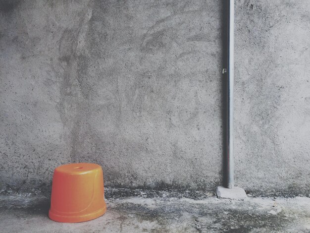 Jak się pozbyć mchu z betonu bez użycia silnych chemikaliów?