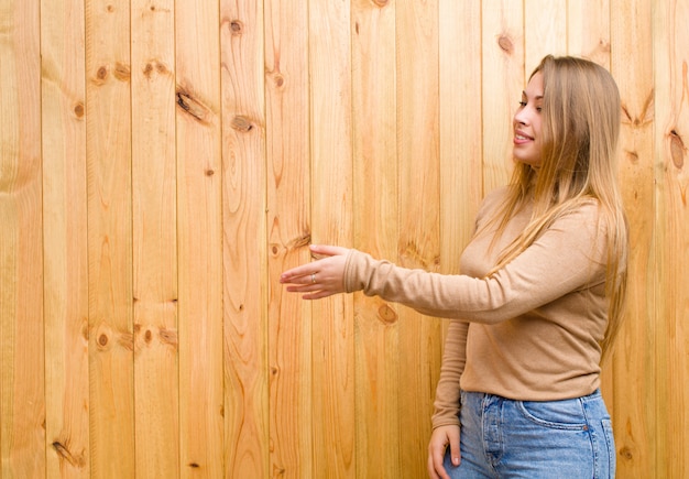 Jak zrobić drewnianą ścianę w salonie?