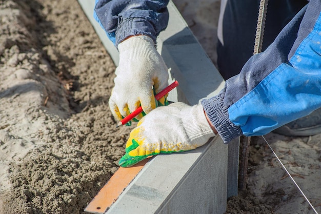 Jaka izolacja pozioma na fundament sprawdzi się w domu jednorodzinnym?