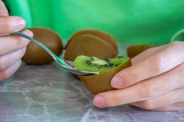 Kiedy owocuje mini kiwi w polskich ogrodach?
