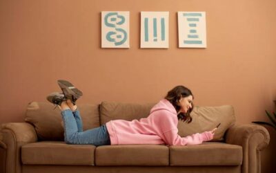 Co położyć na ścianę w salonie aby stworzyć przytulne wnętrze?