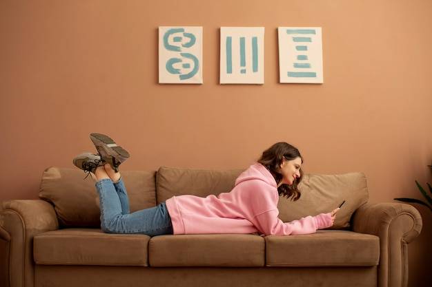 Co położyć na ścianę w salonie aby stworzyć przytulne wnętrze?