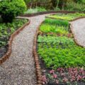 Co zamiast obrzeża trawnikowego sprawdzi się w ogrodzie?