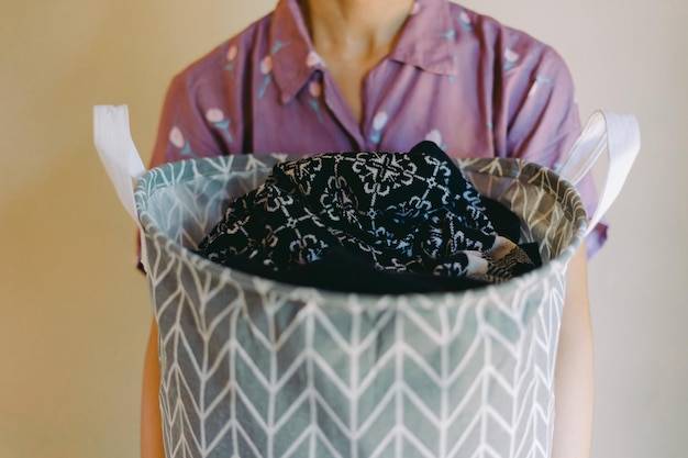 Jak się kładzie folię kubełkową przy izolacji fundamentów?