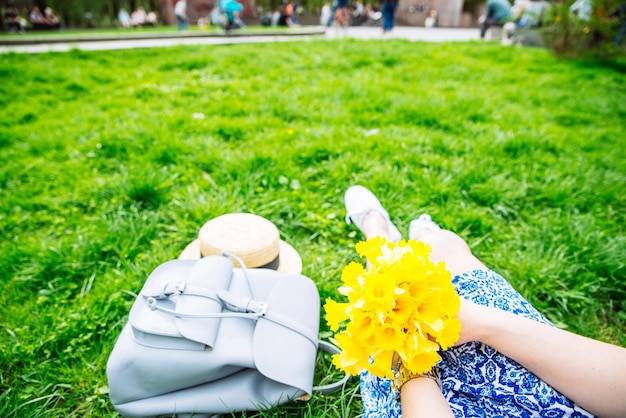 Czym posypać trawę na wiosnę żeby odzyskała soczystą zieleń?